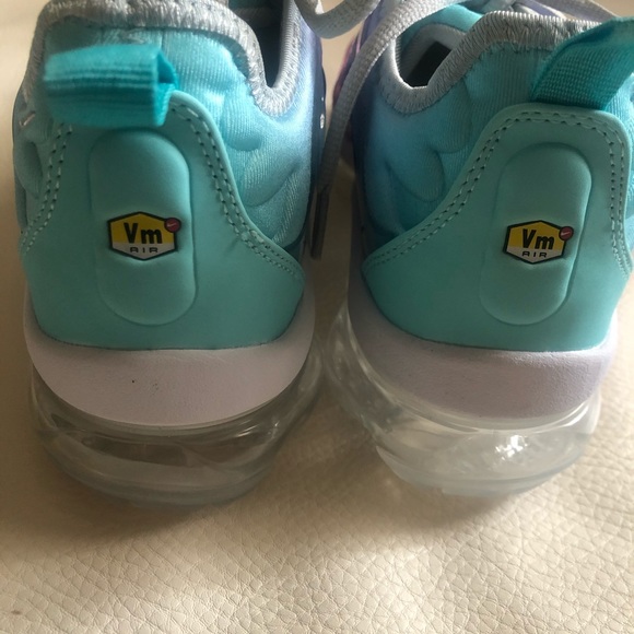 Woman’s vapormax plus BNIB - Picture 6 of 9